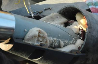 圖3:防雨罩下端發(fā)泡膠填充不完整